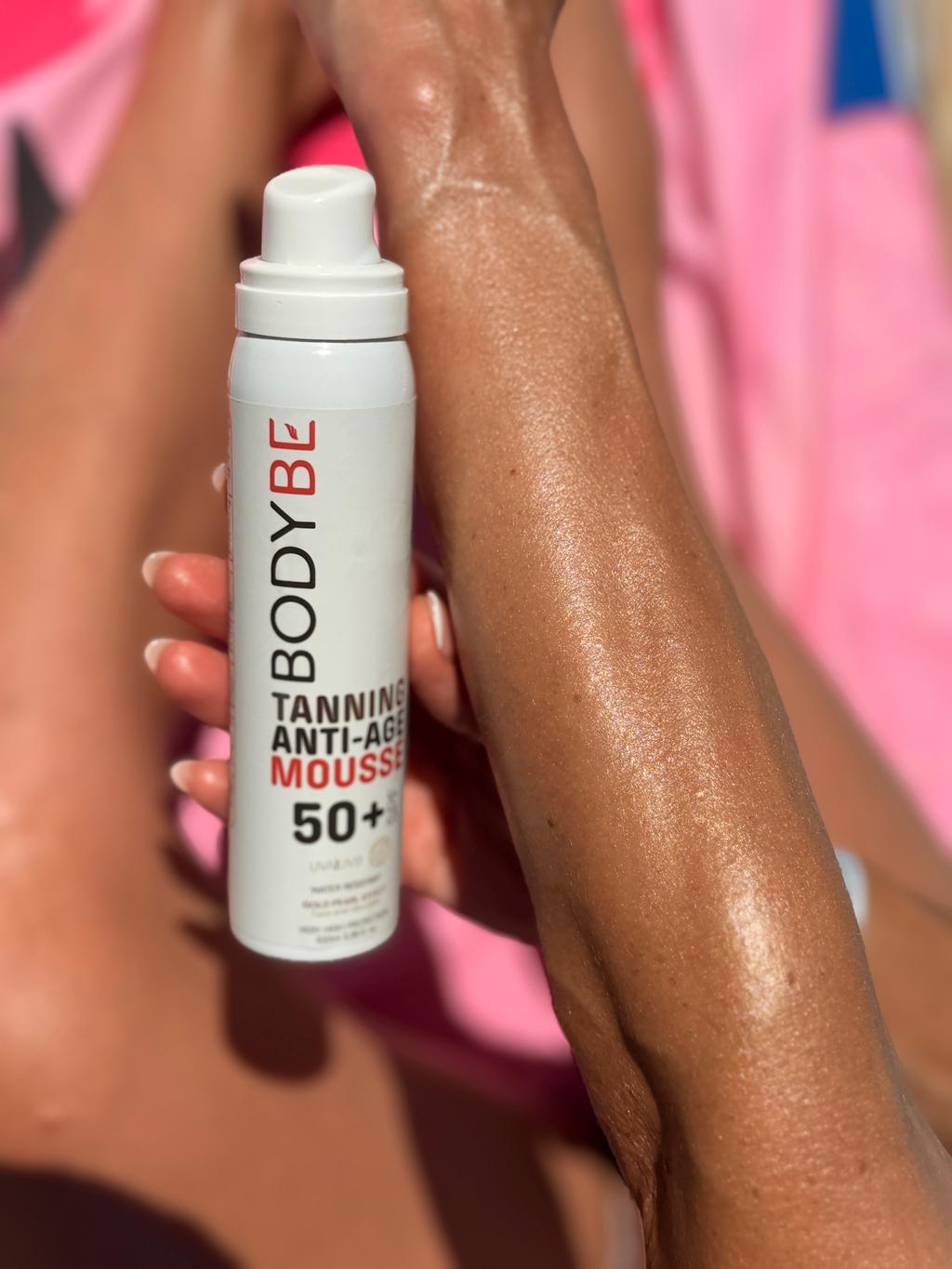 TANNING ANTI-AGE MOUSSE SPF 50+ – detail produktu a třpytivého efektu na pokožce